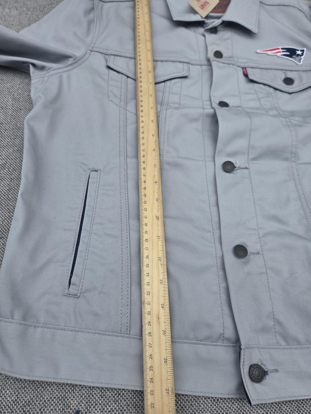 🏈 Levi’s x NFL Patriots Gray Trucker Jacket Men’s XL NWT - Picture 12 of 16